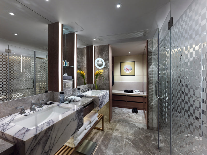 products/PremierHarbourViewSuite-Bathroom.jpg